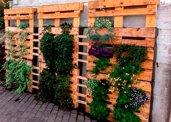 Cómo hacer un huerto urbano con pallets en el jardín