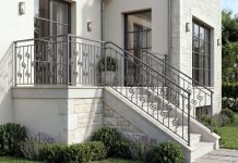 Barandilla de hierro en escalera exterior de vivienda con diseño ornamental