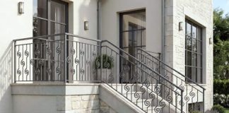 Barandilla de hierro en escalera exterior de vivienda con diseño ornamental