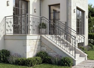 Barandilla de hierro en escalera exterior de vivienda con diseño ornamental