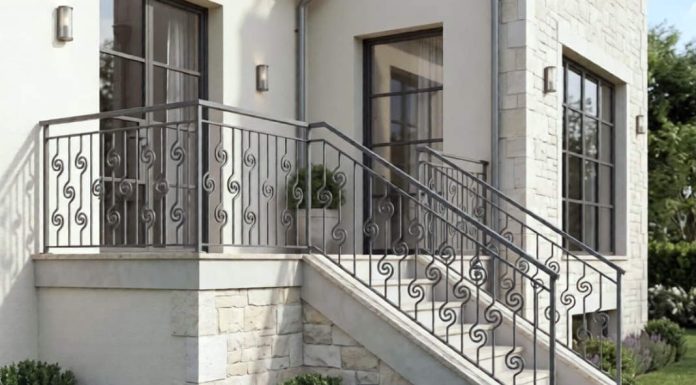 Barandillas de hierro: inspiración para escaleras, terrazas y exteriores Barandilla de hierro en escalera exterior de vivienda con diseño ornamental